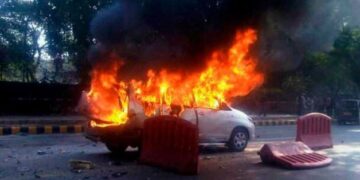 Përfshihet nga flakët makina në aksin Pogradec-Korçë, shpëton mrekullisht shoferi