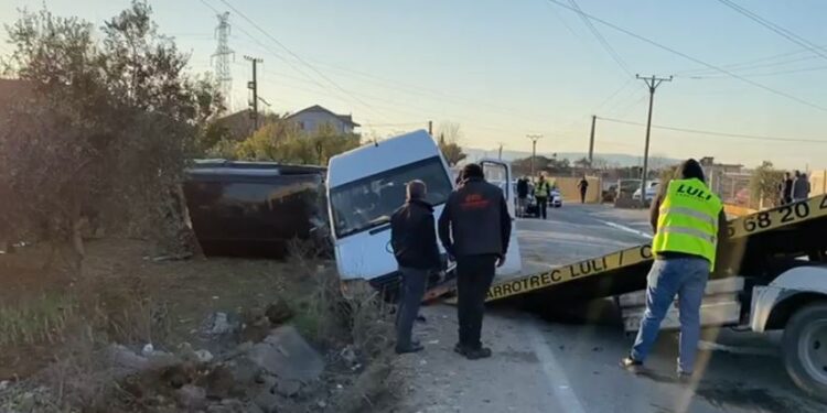 Aksident i rëndë në aksin Fushë Krujë-Krujë, “Audi” përplaset me furgonin e një fasonerie, ka të plagosur