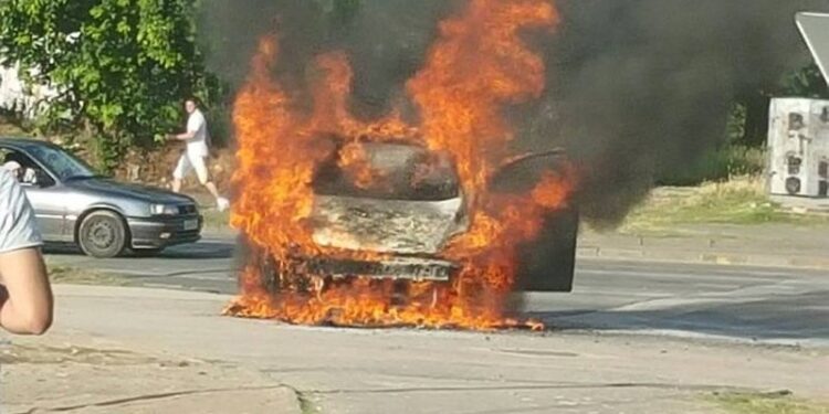 Përfshihet nga flakët makina në lëvizje, shpëtojnë dy personat që ndodheshin në të