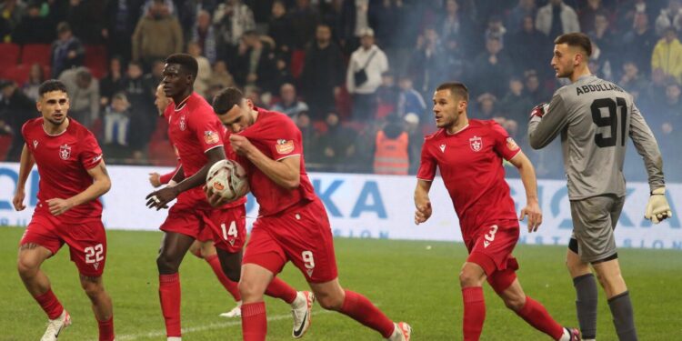 Derbi i bëhet makth Tiranës, kryeqyteti mbetet i kuq, Partizani triumfon me përmbysje