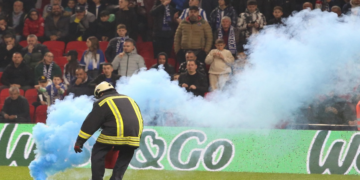 Hodhën flakadanë gjatë ndeshjes Partizani-Tirana, re pësojnë keq 8 tifozë