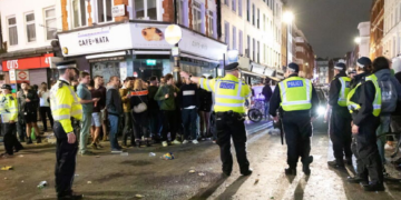 E zuri gjumi me çantën drogës në tren, e pëson keq shqiptari në Angli