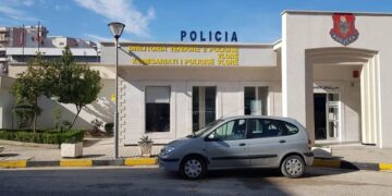 Akuzohet se kreu marrëdhënie se*suale me një të mitur, ‘kërcasin’ prangat ndaj të riut në Vlorë
