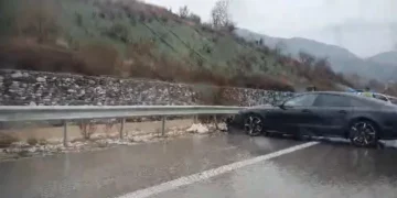 Aksident i rëndë në vend , shoferi humb kontrollin e “Audit” dhe përplaset me barrierat anësore, zbardhen detajet e para