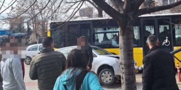 Aksident i rëndë , makina merr përpara semaforin dhe përplas për vdekje këmbësorin