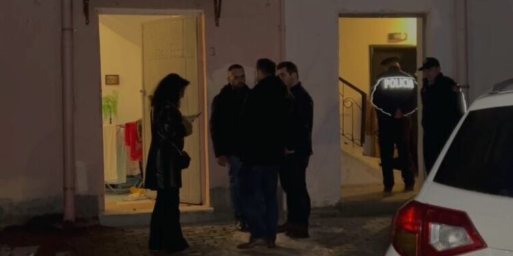 Tragjedia në Korçë, vajza dyshohet se humbi jetën nga një atak kardiak, nëna e paralizuar ndërroi jetë më pas