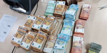 Ishin nisur për në Spanjë, çifti shqiptar kapet me 340 mijë euro të padeklaruara, ja vendi ‘sekret’ ku i kishin fshehur