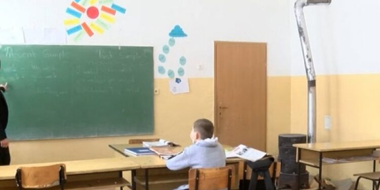 Çfarë po ndodh? Shkollat në kolaps, 6% më pak nxënës në qarqet Korçë, Elbasan dhe Berat