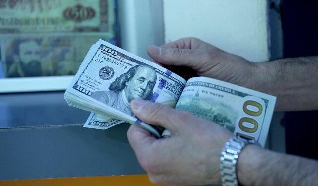 Këmbimi valutor, me sa blihen e shiten dollari dhe euro, çfarë ndodh me monedhat e tjera