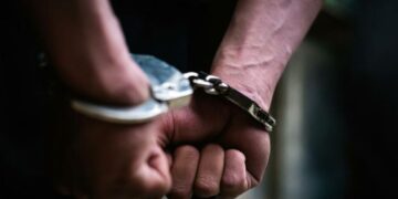 Vodhi para në një farmaci, arrestohet 19-vjeçari në Dibër