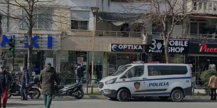 Panik në një dyqan në Tiranë, një person i armatosur kërcënon punonjësit