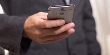 E pazakontë, ky qytet ndalon përdorimin e celularëve në hapësirat publike