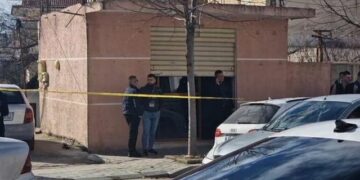 Ishte kamufluar si dyqan rrobash të përdorura, detaje nga zbulimi i bazës së armëve në Vlorë