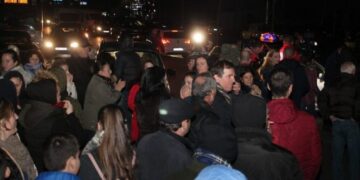 Protesta poshtë banesës së Berishës, anëtarja e Këshillit Kombëtar “shuplakë” qeverisë: Në 12 vite Rama i ka shërbyer vetes e mban njerëz të pashkolluar e papërgatitur për interesa personale