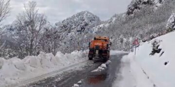 Bllokimi i aksit rrugor Bogë-Theth si pasojë e reshjeve të borës, ARRSH njoftim për drejtuesit e automjeteve