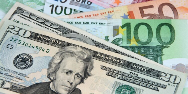 Këmbimi valutor, me sa po blihen dhe shiten dollari dhe euro