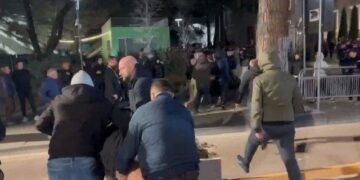 Hodhën molotov drejt kryeministrisë, u shoqëruan në polici disa persona
