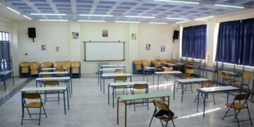 Ngren flamurin shqiptar në oborrin e shkollës greke, nxënësin e dërgojnë te drejtori