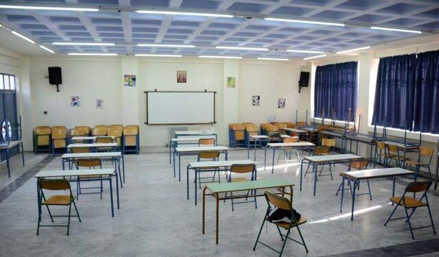 Ngren flamurin shqiptar në oborrin e shkollës greke, nxënësin e dërgojnë te drejtori