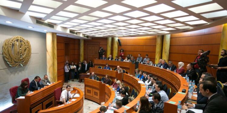 Nga bursat për nxënësit tek ndihma ekonomike, Këshilli Bashkiak i Tiranës miraton disa vendime të rëndësishme