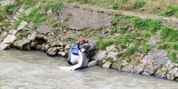 Çfarë ka ndodhur? Gjendet një motor brenda në Lumin Lana në Tiranë (FOTO)