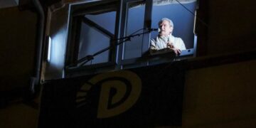 Berisha mesazh mbështetësve të mbledhur poshtë banesës: Pushteti i PD-së, do të jetë pushteti i të rinjve