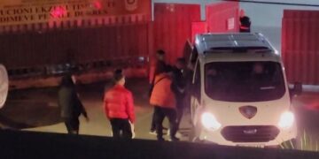 U la i lirë, momenti kur Vangjush Dako del nga burgu dhe takohet me familjarët