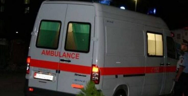 Aksident i frikshëm në Lezhë, makina futet në dyqan, mbulohet nga dyshekët