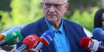 “Pensionistët meritojnë rritje pensionesh”, Vasili: Rama tallet me karta Banke bosh