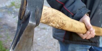 Ngjarje horror, një person goditet me sëpatë në kokë, zbardhen dyshimet e para