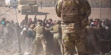 Qindra emigrantë të paligjshëm sulmojnë kufirin e SHBA-së në El Paso