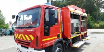 Përfshihet nga flakët një automjet në Vlorë