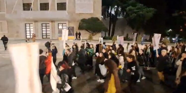 Dhjetëra gra marshojnë pranë Kryeministrisë