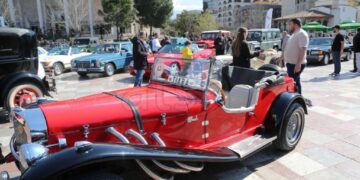 Dita e Verës, mbahet në Tiranë panairi i makinave “Retro”