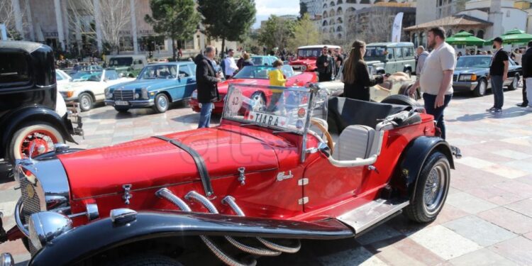 Dita e Verës, mbahet në Tiranë panairi i makinave “Retro”