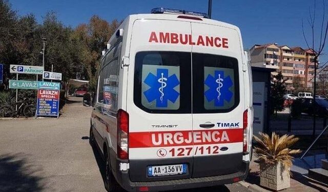 Shoferi e përplasi me makinë ndërsa dilte nga shtëpia, ndërron jetë 76-vjeçarja