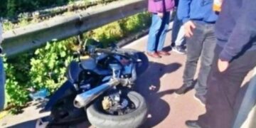 Përplaset nga një automjet dhe përfundon tek hekurat mbrojtës anës rrugës, ky është 31-vjeçari shqiptar që humbi jetën në Patra (FOTO)