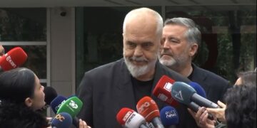 Rama shtyu gazetaren ,”Gjest i shëmtuar e intimidues”, KSHM shpërthen ashpër: Fyen gazetarët me termin “injorancë”