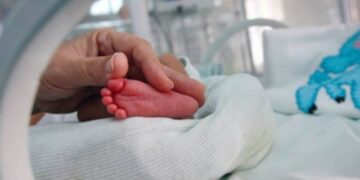 Nëna lindi foshnjën dhe e hodhi në lumë, psikiatri: Shkak depresioni dhe ekonomia