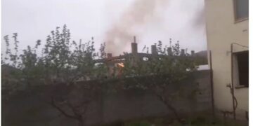 Shpërthen në flakë një magazinë druri në Berat, zbardhen dyshimet e para