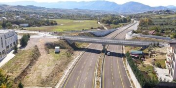 Ndryshon lëvizja në Unazën Lindore në Tiranë, devijim i itinerarit për të lehtësuar trafikun