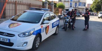 Ndeshja Kastrioti-Elbasani , tifozi qëllon me bidon plastik efektivin e policisë dhe nuk i bindet për ta shoqëruar