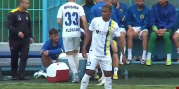 Ndodh edhe kjo! Skandal në futbollin shqiptar, lojtarët luajnë me fanellat e shokëve dhe i zënë emrat me ngjitës