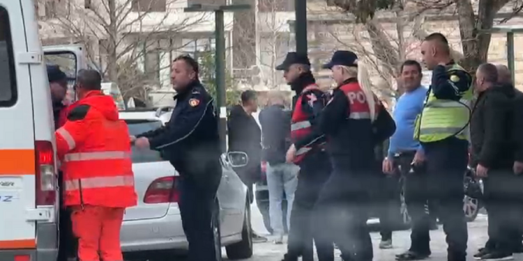 Plas sherri mes taksixhinjve në Vlorë, raportohet për disa të plagosur