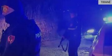 Tentuan të vidhnin një shtëpi, u pikasën nga policia dhe qëlluan me armë drejt tyre, e pësojnë keq 2 persona në Tiranë
