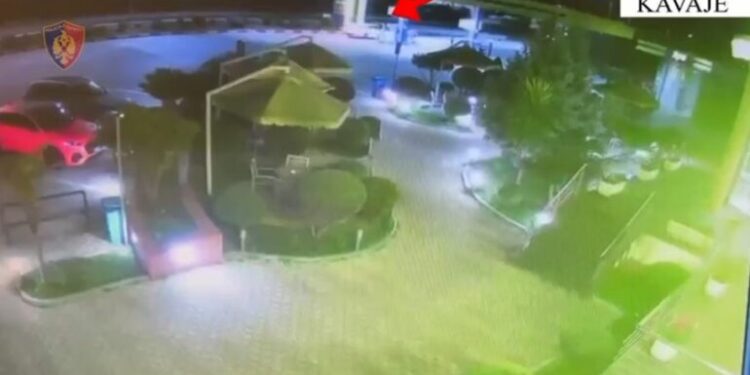 Vodhën 5 makina dhe 2 targa në Kavajë e Shijak, vihen në pranga babë e bir