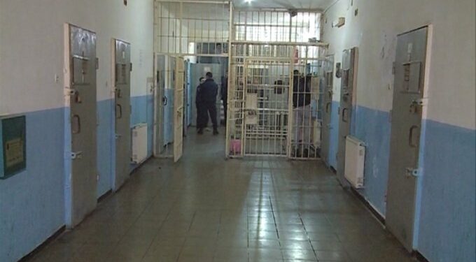 Tentoi të digjte qelinë e burgut në Drenovë