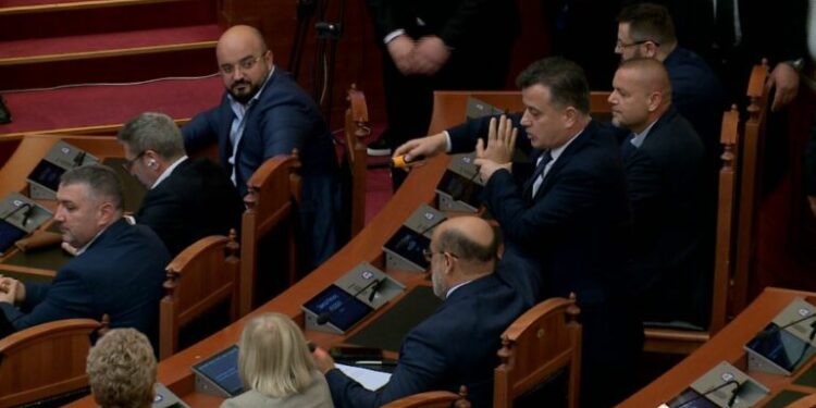 Tensionet në Kuvend, përjashtohen nga seancat Noka, Nallbati dhe Korreshi