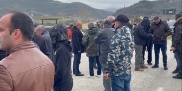 Banorët pranë lumit të Shushicës në protestë: Të anulohen punimet për ujësjellësin e Himarës