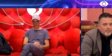 Jetmiri lahet nudo në shtëpi, ja si e komentojnë banorët veprimin e tij